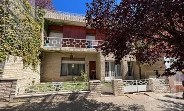 Casa venta centro, 4 dormitorios, 3 baños, quincho, pileta, cochera y patio