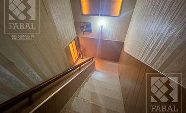 Casa venta centro, 4 dormitorios, 3 baños, quincho, pileta, cochera y patio