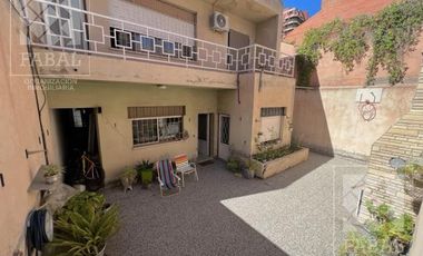 Casa venta centro, 4 dormitorios, 3 baños, quincho, pileta, cochera y patio