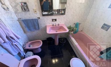 Casa venta centro, 4 dormitorios, 3 baños, quincho, pileta, cochera y patio