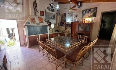 Casa venta centro, 4 dormitorios, 3 baños, quincho, pileta, cochera y patio