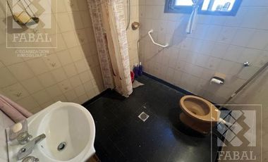 Casa venta centro, 4 dormitorios, 3 baños, quincho, pileta, cochera y patio