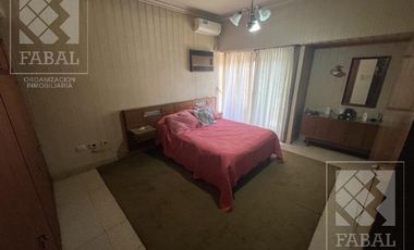 Casa venta centro, 4 dormitorios, 3 baños, quincho, pileta, cochera y patio