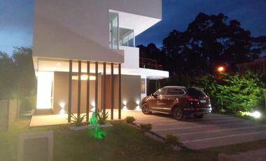 Casa en venta - 3 Dormitorios 3 Baños - 600Mts2 - Berisso