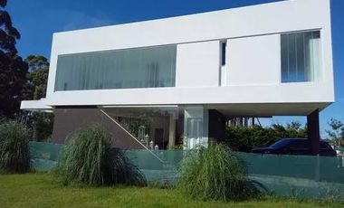 Casa en venta - 3 Dormitorios 3 Baños - 600Mts2 - Berisso