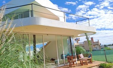 Casa en venta - 3 Dormitorios 3 Baños - 600Mts2 - Berisso