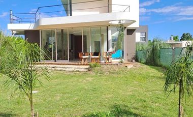 Casa en venta - 3 Dormitorios 3 Baños - 600Mts2 - Berisso