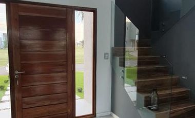 CASA EN VENTA 4amb - C/ PILETA  -  EN BARRIO LA ALAMEDA -