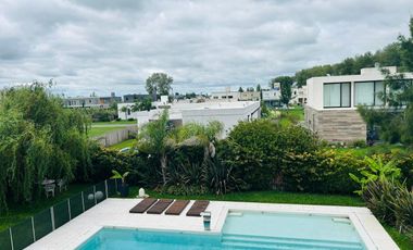 CASA EN VENTA 4amb - C/ PILETA  -  EN BARRIO LA ALAMEDA -
