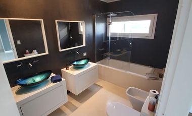 CASA EN VENTA 4amb - C/ PILETA  -  EN BARRIO LA ALAMEDA -