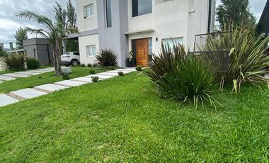 CASA EN VENTA 4amb - C/ PILETA  -  EN BARRIO LA ALAMEDA -