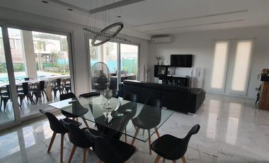 CASA EN VENTA 4amb - C/ PILETA  -  EN BARRIO LA ALAMEDA -