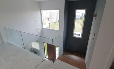 CASA EN VENTA 4amb - C/ PILETA  -  EN BARRIO LA ALAMEDA -