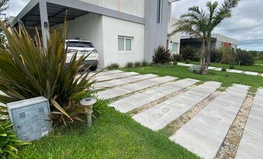 CASA EN VENTA 4amb - C/ PILETA  -  EN BARRIO LA ALAMEDA -