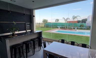 CASA EN VENTA 4amb - C/ PILETA  -  EN BARRIO LA ALAMEDA -
