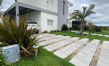 CASA EN VENTA 4amb - C/ PILETA  -  EN BARRIO LA ALAMEDA -