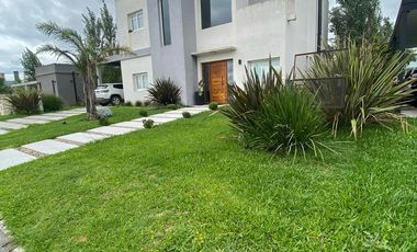CASA EN VENTA 4amb - C/ PILETA  -  EN BARRIO LA ALAMEDA -
