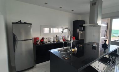 CASA EN VENTA 4amb - C/ PILETA  -  EN BARRIO LA ALAMEDA -