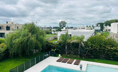 CASA EN VENTA 4amb - C/ PILETA  -  EN BARRIO LA ALAMEDA -