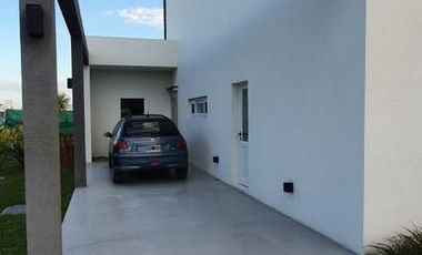 CASA EN VENTA 4amb - C/ PILETA  -  EN BARRIO LA ALAMEDA -