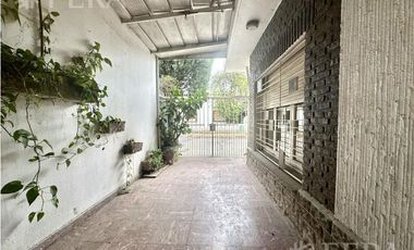 Venta casa de 3 ambientes con cochera en Bernal