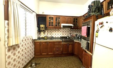 Venta casa de 3 ambientes con cochera en Bernal