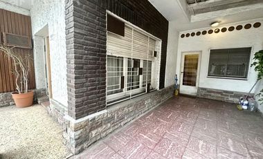 Venta casa de 3 ambientes con cochera en Bernal