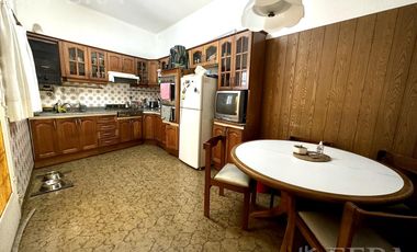 Venta casa de 3 ambientes con cochera en Bernal