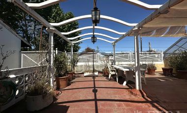 Venta casa de 3 ambientes con cochera en Bernal