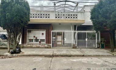 Venta casa de 3 ambientes con cochera en Bernal