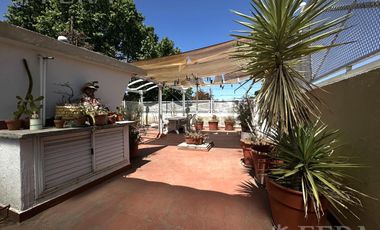Venta casa de 3 ambientes con cochera en Bernal