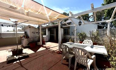 Venta casa de 3 ambientes con cochera en Bernal