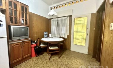 Venta casa de 3 ambientes con cochera en Bernal