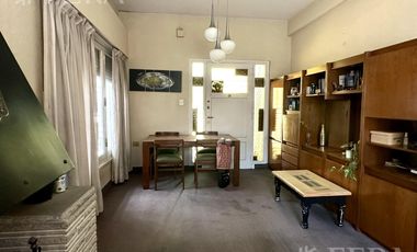 Venta casa de 3 ambientes con cochera en Bernal