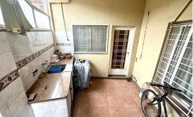 Venta casa de 3 ambientes con cochera en Bernal