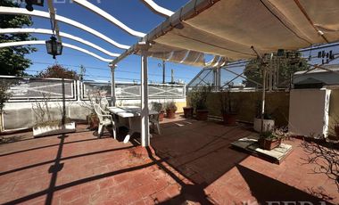 Venta casa de 3 ambientes con cochera en Bernal