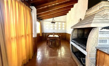 Venta casa de 3 ambientes con cochera en Bernal