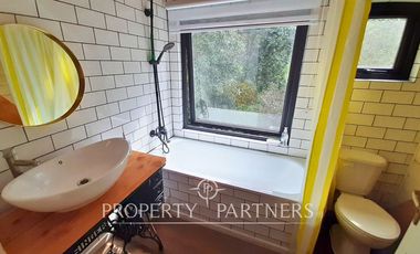 Casa en medio de bosque nativo con estero en Panguilelfún