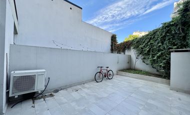 Monoambiente con patio en PLANTA BAJA En VENTA!