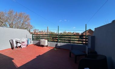 Amplio duplex de 148 m2, 1 cuadra de Dardo Rocha y Av Santa Fe, patio y amplia terraza c/parrilla