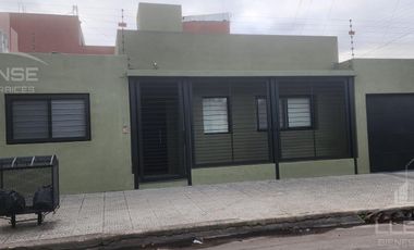 Casa 4 ambientes con pileta climatiza en venta - Quilmes residencial