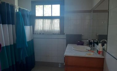 Importante chalet estilo colonial con parque y piscina.