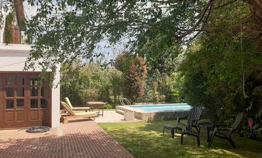 Importante chalet estilo colonial con parque y piscina.