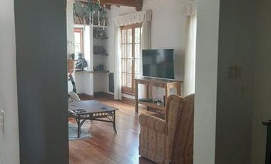 Importante chalet estilo colonial con parque y piscina.