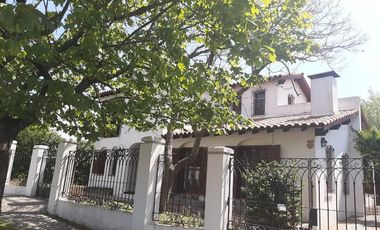 Importante chalet estilo colonial con parque y piscina.