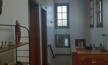 Importante chalet estilo colonial con parque y piscina.