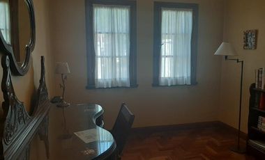 Importante chalet estilo colonial con parque y piscina.