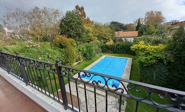 Importante chalet estilo colonial con parque y piscina.