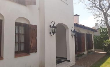 Importante chalet estilo colonial con parque y piscina.