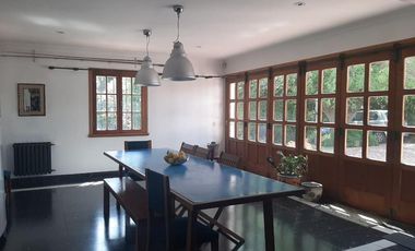 Importante chalet estilo colonial con parque y piscina.